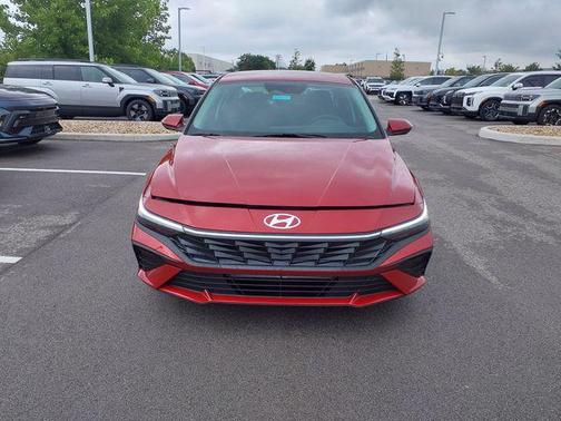 2025 Hyundai ELANTRA SE