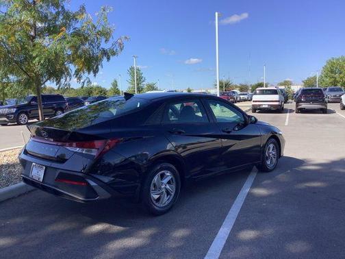 2025 Hyundai ELANTRA SE