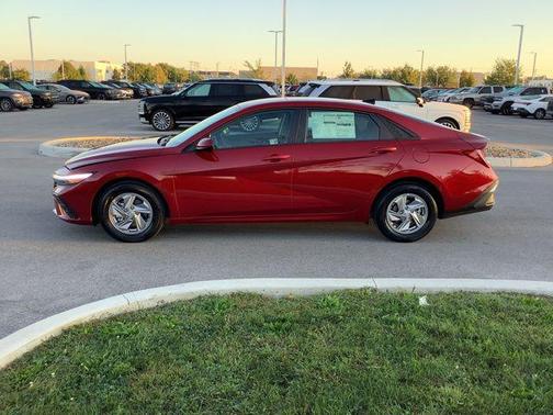 2025 Hyundai ELANTRA SE