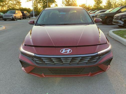 2025 Hyundai ELANTRA SE
