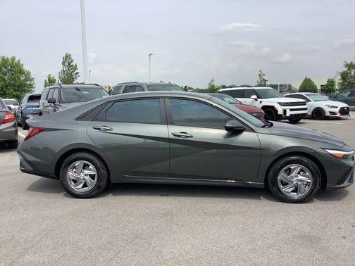 2024 Hyundai ELANTRA SE