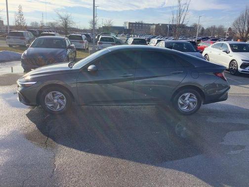 2025 Hyundai ELANTRA SE