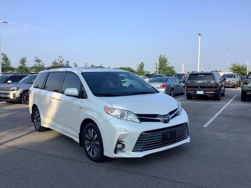 2019 Toyota Sienna XLE