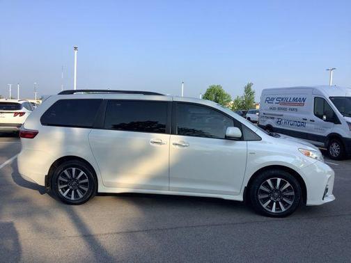 2019 Toyota Sienna XLE