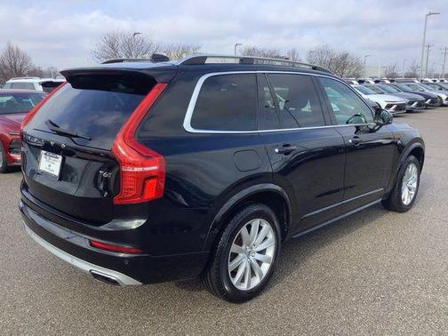 2016 Volvo XC90 T6 Momentum