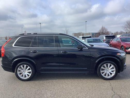 2016 Volvo XC90 T6 Momentum