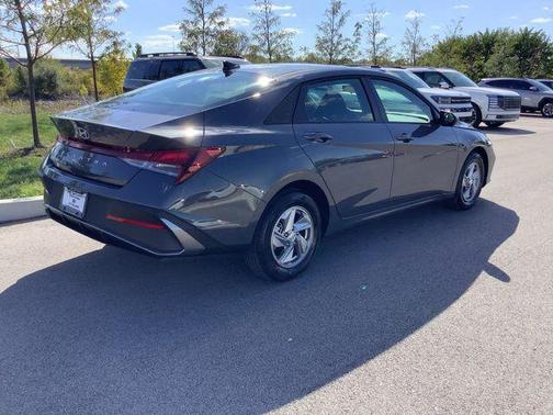 2025 Hyundai ELANTRA SE