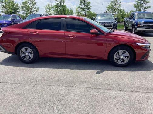 2025 Hyundai ELANTRA SE