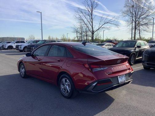 2025 Hyundai ELANTRA SE