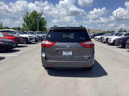 2018 Toyota Sienna XLE