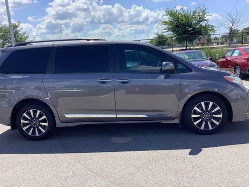 2018 Toyota Sienna XLE