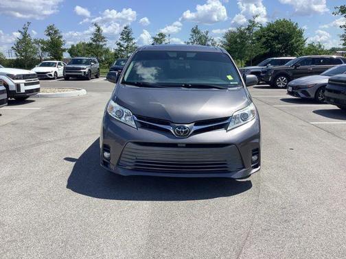 2018 Toyota Sienna XLE