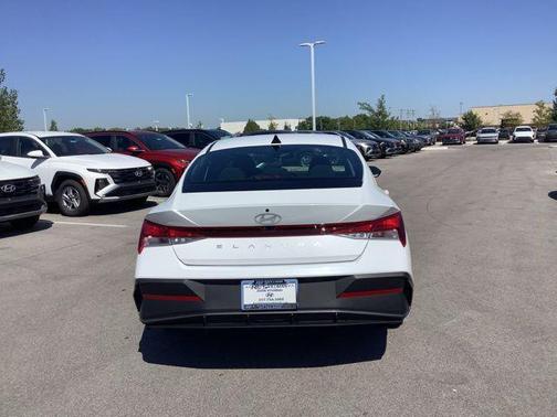 2025 Hyundai ELANTRA SE