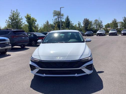 2025 Hyundai ELANTRA SE