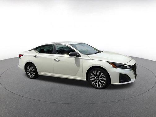 Glacier White 2025 Nissan Altima SV FWD