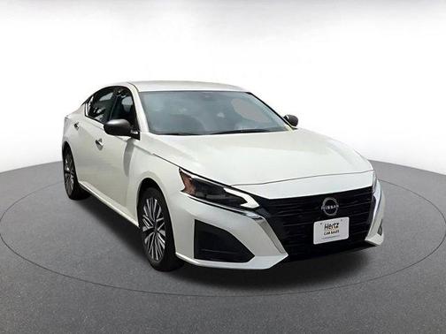 Glacier White 2025 Nissan Altima SV FWD