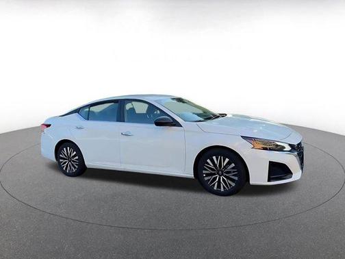 Glacier White 2025 Nissan Altima SV FWD
