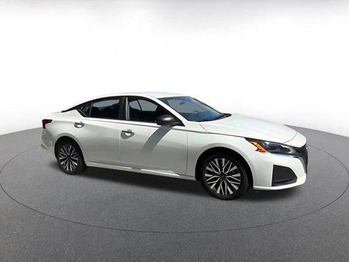 Glacier White 2025 Nissan Altima SV FWD