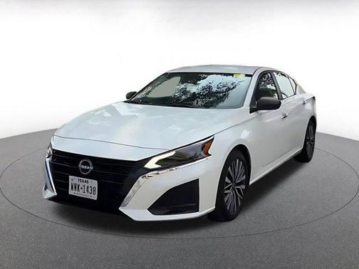 Glacier White 2025 Nissan Altima SV FWD