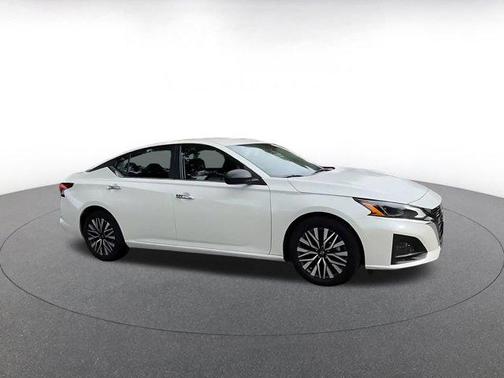 Pearl White Tricoat 2025 Nissan Altima SV FWD