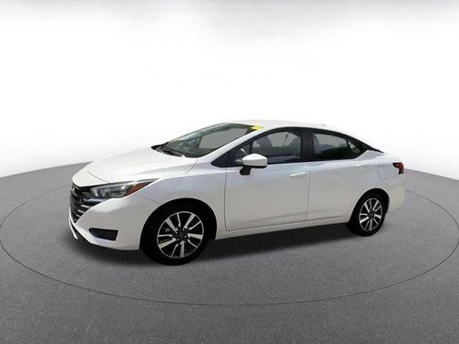 Aspen White Tricoat 2025 Nissan Versa 1.6 SV