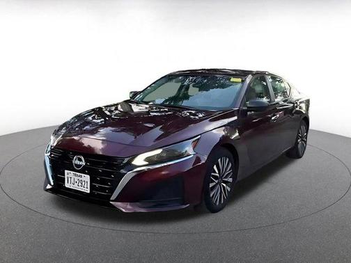 Garnet Pearl Metallic 2025 Nissan Altima SV FWD