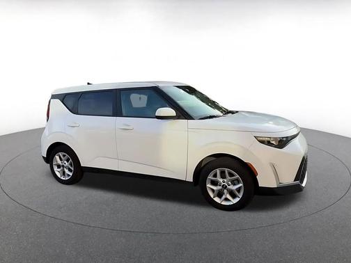 Snow White Pearl 2025 Kia Soul LX