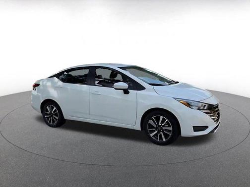 Aspen White Tricoat 2025 Nissan Versa 1.6 SV