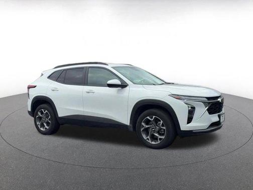 Summit White 2025 Chevrolet Trax LT