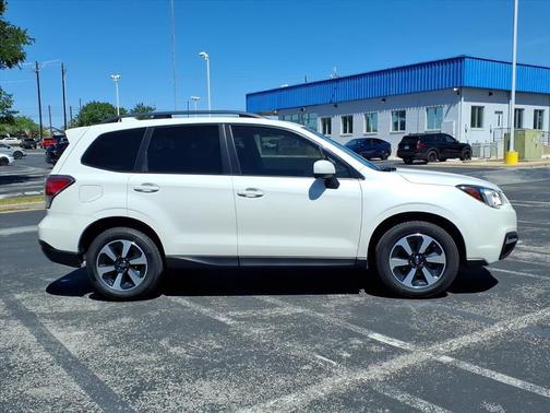 Crystal White Pearl 2017 Subaru Forester 2.5i Premium