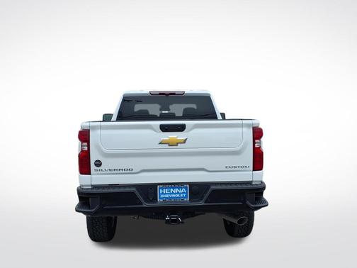 Summit White 2026 Chevrolet Silverado 2500 Custom
