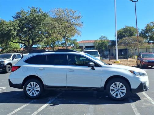 Crystal White Pearl 2019 Subaru Outback 2.5i