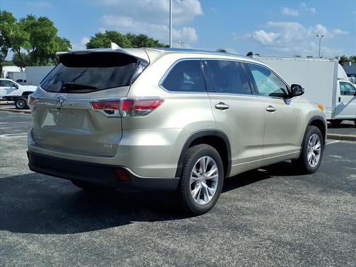 Gold 2014 Toyota Highlander XLE
