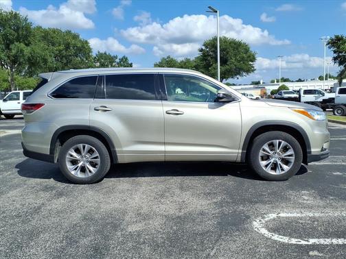 Gold 2014 Toyota Highlander XLE