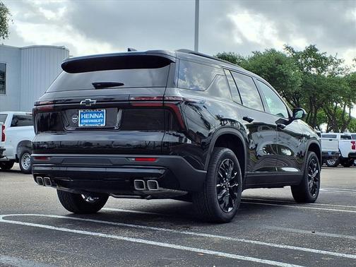 Mosaic Black Metallic 2026 Chevrolet Traverse LT