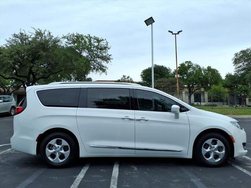 Bright White Clearcoat 2017 Chrysler Pacifica Touring-L