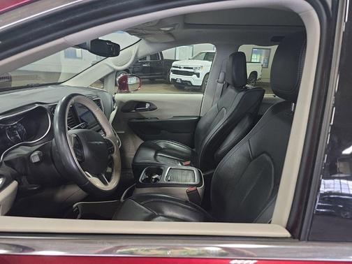 Red 2017 Chrysler Pacifica Limited