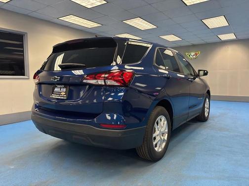 Blue Glow Metallic 2022 Chevrolet Equinox LS