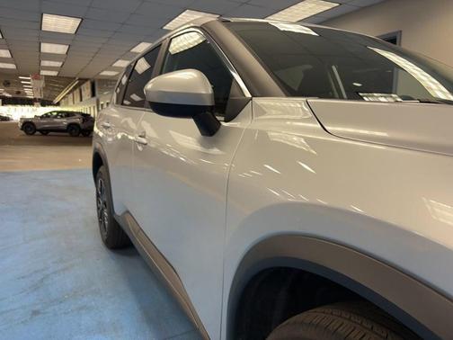 Brilliant Silver Metallic 2023 Nissan Rogue SV