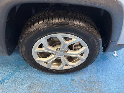 Silver Zynith Metallic Clearcoat 2024 Jeep Compass Latitude