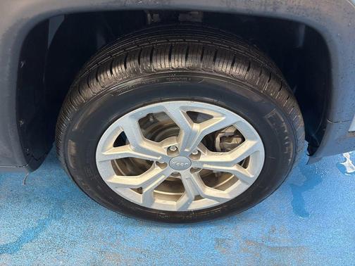 Silver Zynith Metallic Clearcoat 2024 Jeep Compass Latitude