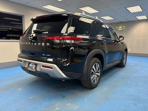 2023 Nissan Pathfinder SL 4WD