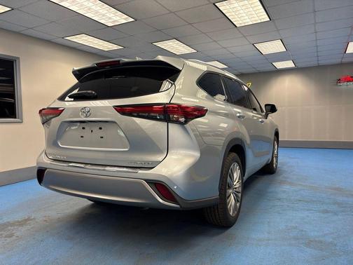 Celestial Silver Metallic 2022 Toyota Highlander Platinum
