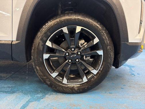 Polar White Tricoat 2026 Chevrolet Equinox FWD RS