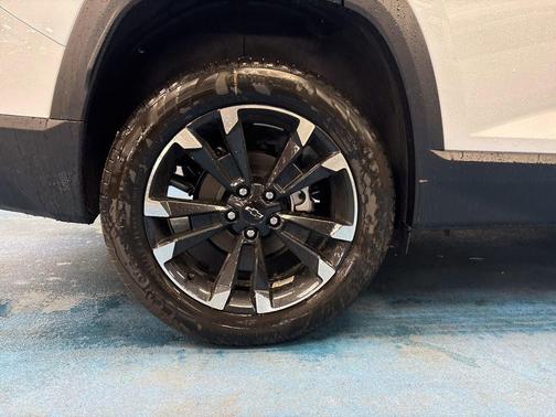Polar White Tricoat 2026 Chevrolet Equinox FWD RS