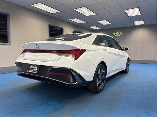 2025 Hyundai ELANTRA SEL