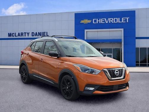 Monarch Orange/Super Black 2020 Nissan Kicks SR