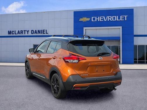 Monarch Orange/Super Black 2020 Nissan Kicks SR