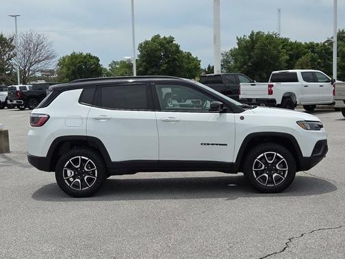 Bright White Clearcoat 2024 Jeep Compass Trailhawk