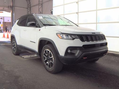 Bright White Clearcoat 2024 Jeep Compass Trailhawk